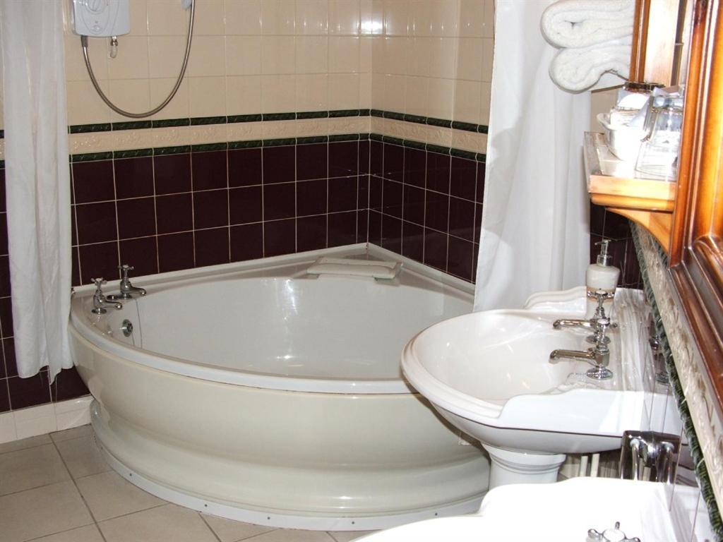 The Cross Keys Apartment Милнторп Екстериор снимка